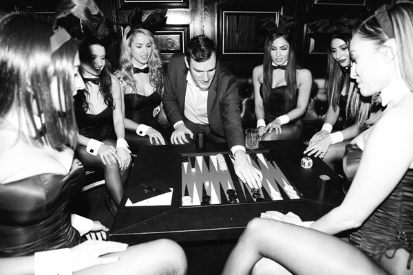 Hugh-Hefner-backgammon